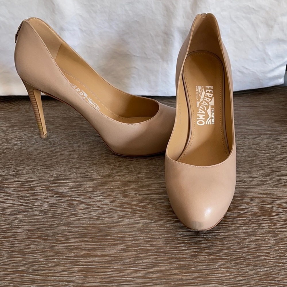 Nude Ferragamo pumps